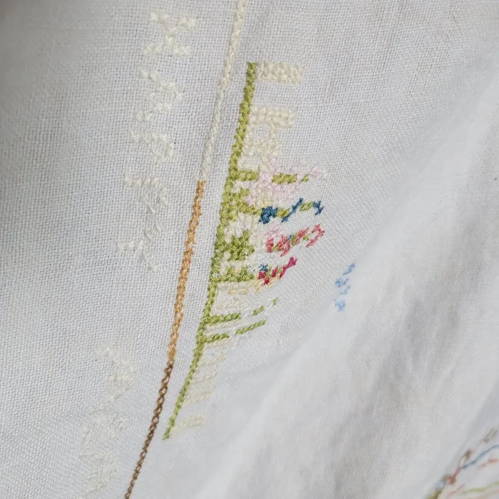 Vtg Table Linen Handmade Cross Stitch Embroidered Luncheon Cloth approx 28